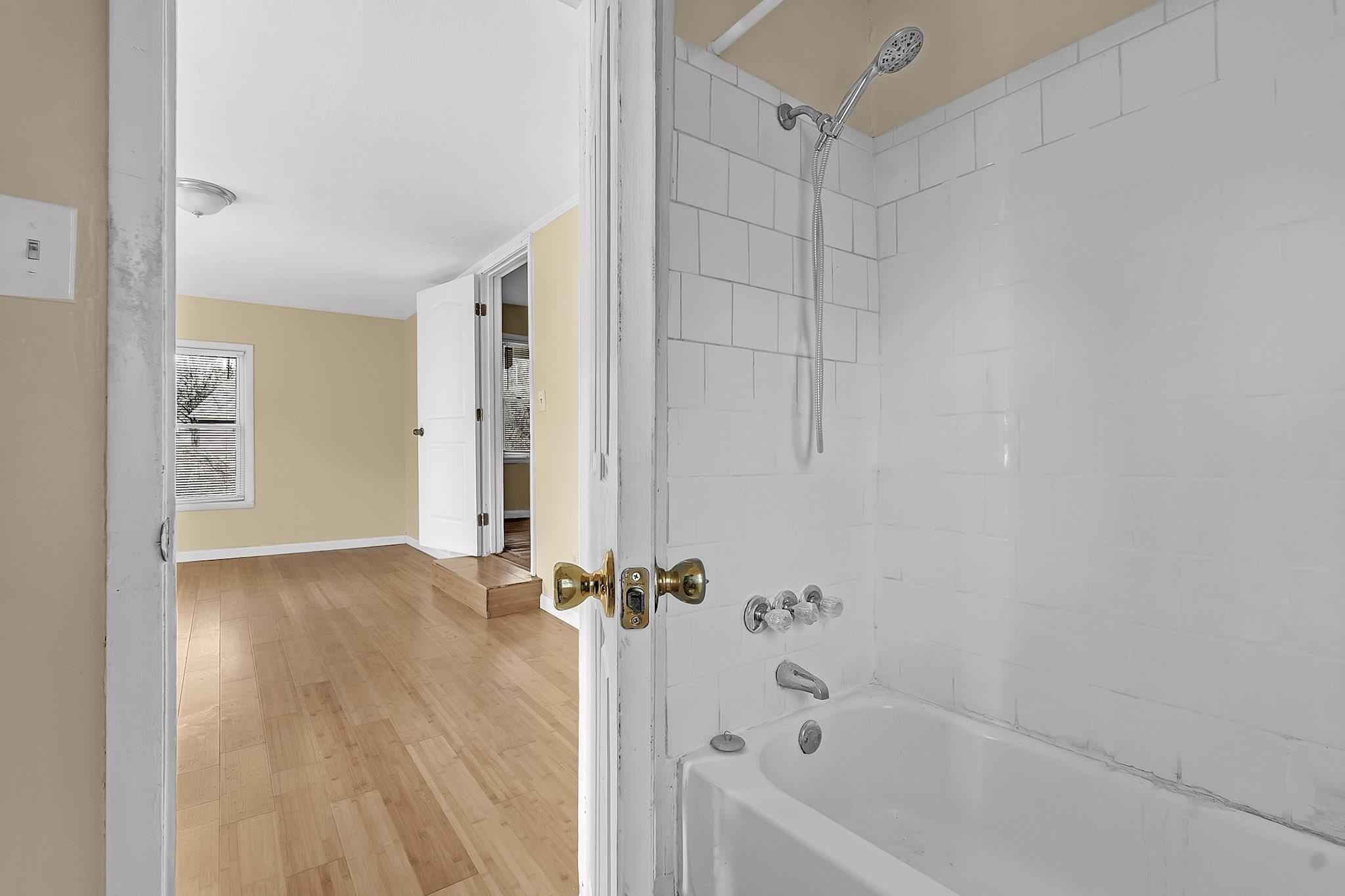 2196 Ketchum Road Memphis, TN 38114 - Photo 18 of 20 a bathroom with a bathtub