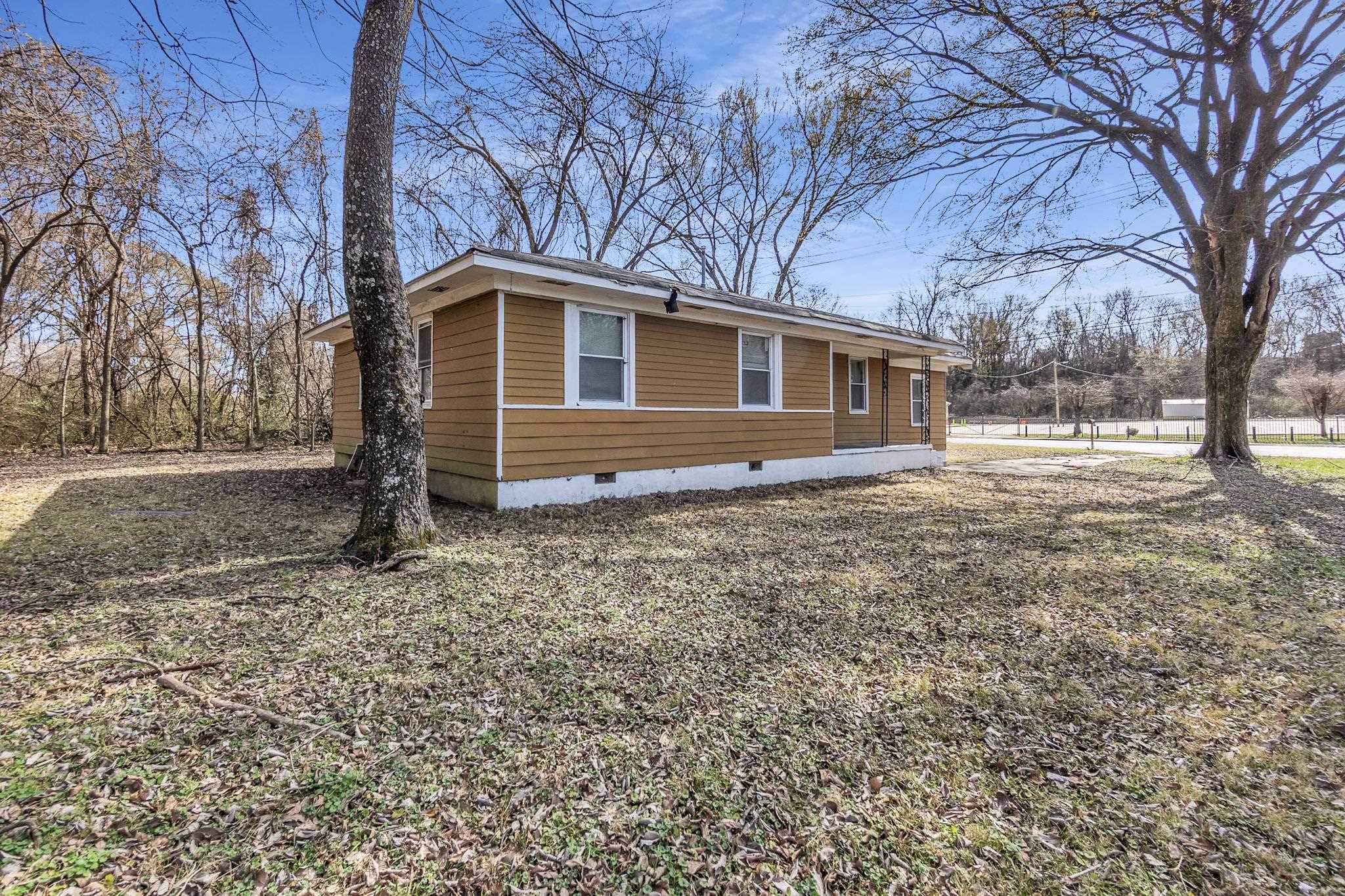2196 Ketchum Road Memphis, TN 38114 - Photo 2 of 20 a backyard of a house with large trees