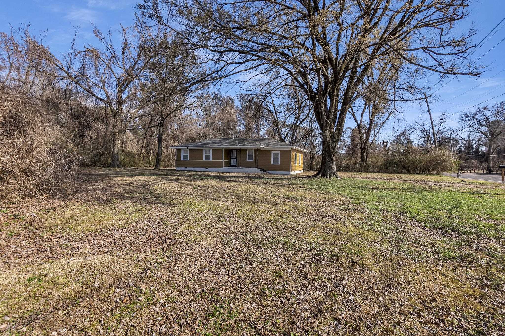 2196 Ketchum Road Memphis, TN 38114 - Photo 4 of 20 a front view of a house with a yard