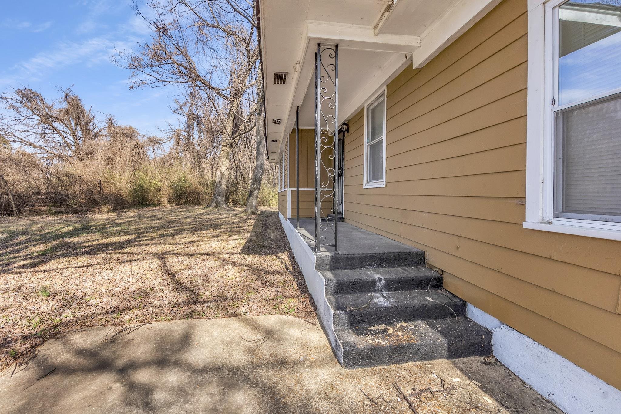 2196 Ketchum Road Memphis, TN 38114 - Photo 6 of 20 a view of entryway with wooden floor