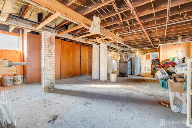a view of a big room with closet