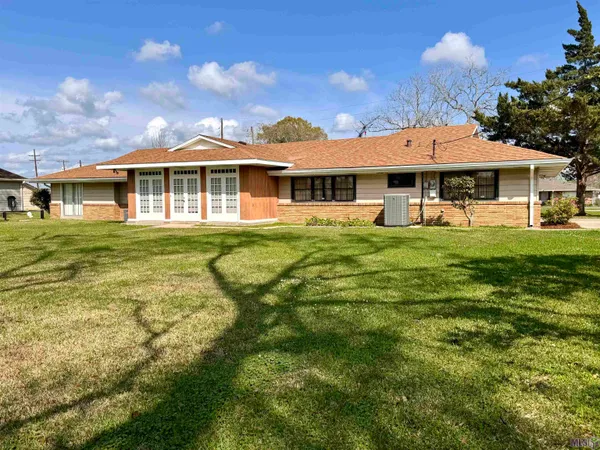 $235,000 | 213 Lake Palourde Road, Amelia, LA 70380