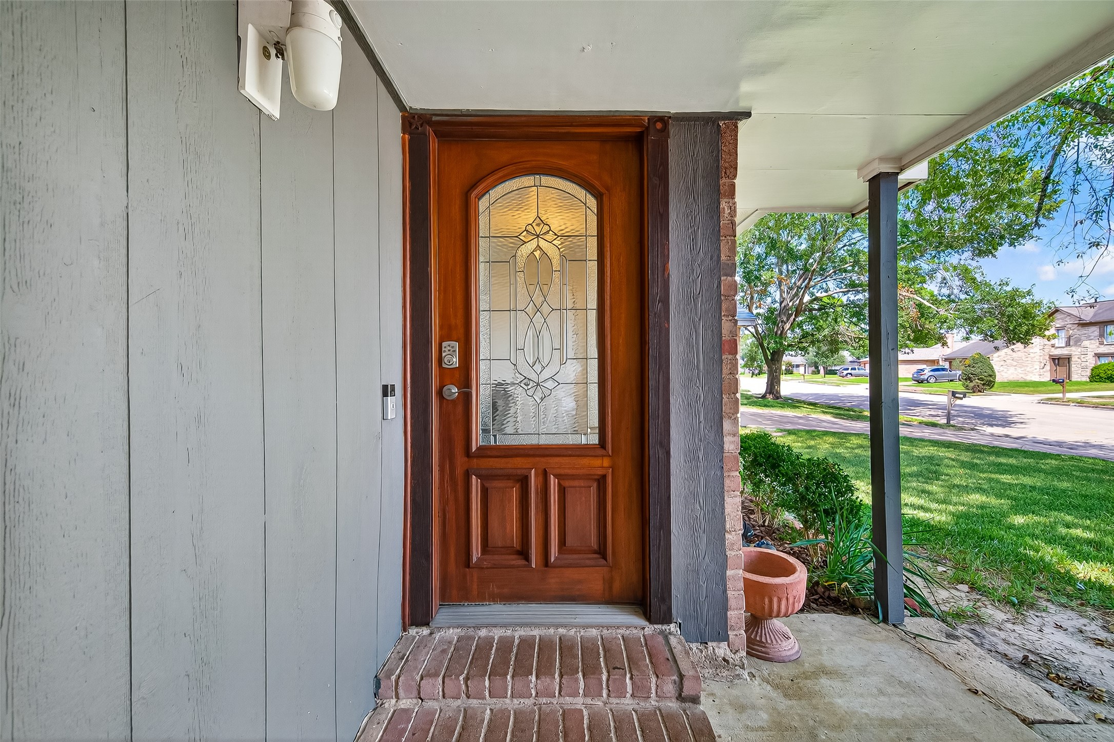 5323 Windsong Trail Houston, TX 77084 - Photo 9 of 30 Elegant wood and glass front door with decorative leaded glass detailing adds charm and character to the home’s entrance.