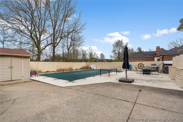 $319,900 | 3620 Greenfield Drive, New Albany, IN 47150