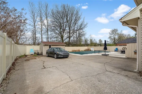 $319,900 | 3620 Greenfield Drive, New Albany, IN 47150