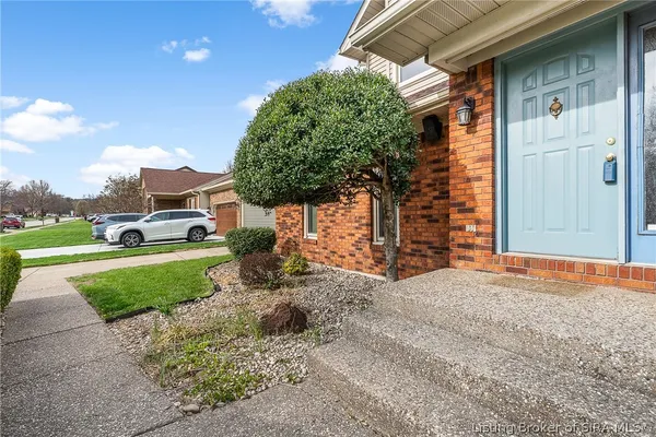 $319,900 | 3620 Greenfield Drive, New Albany, IN 47150