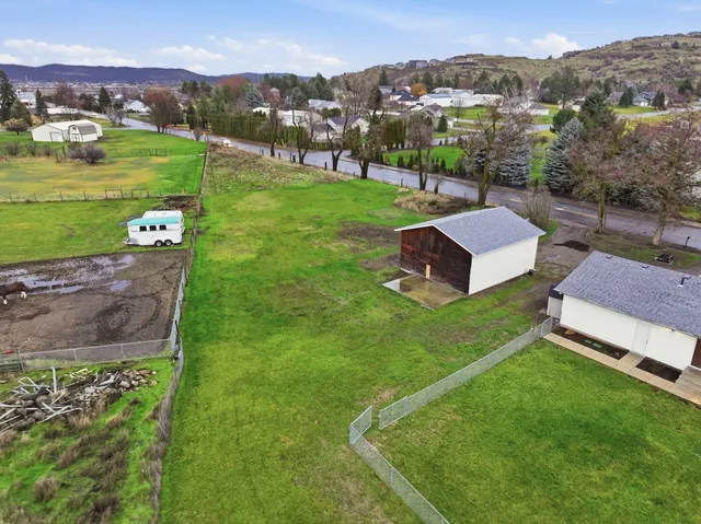 $600,000 | 414 South Henry Road, Greenacres, WA 99016