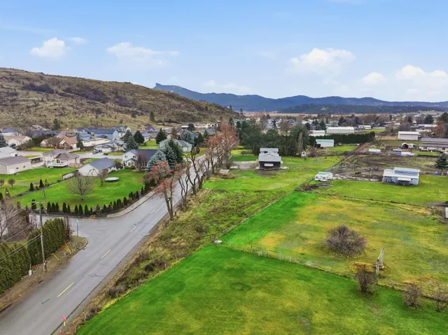 $600,000 | 414 South Henry Road, Greenacres, WA 99016