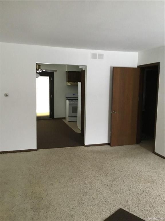 3136 Summers Road, Unit 12 Keego Harbor, MI 48320 - Photo 4 of 12