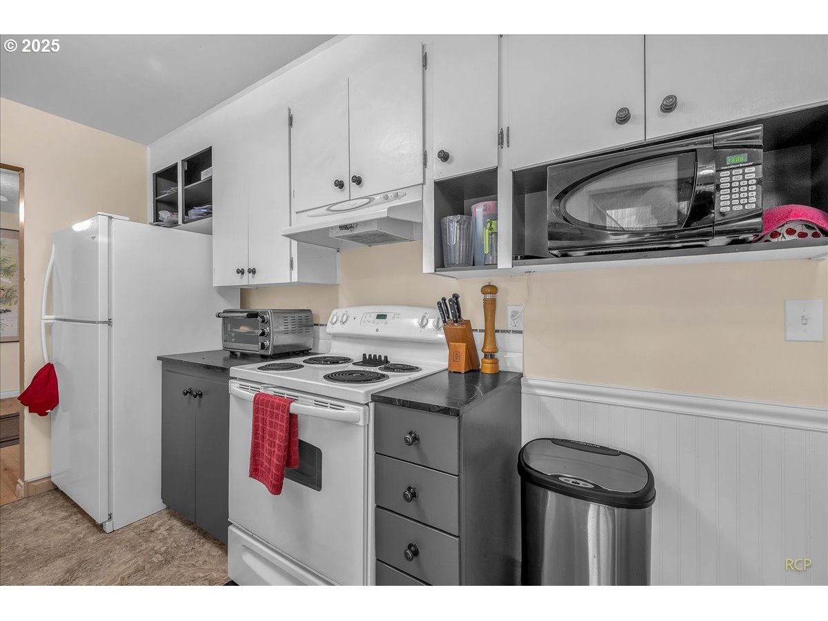 943 Oregon Way Woodburn, OR 97071 - Photo 11 of 48