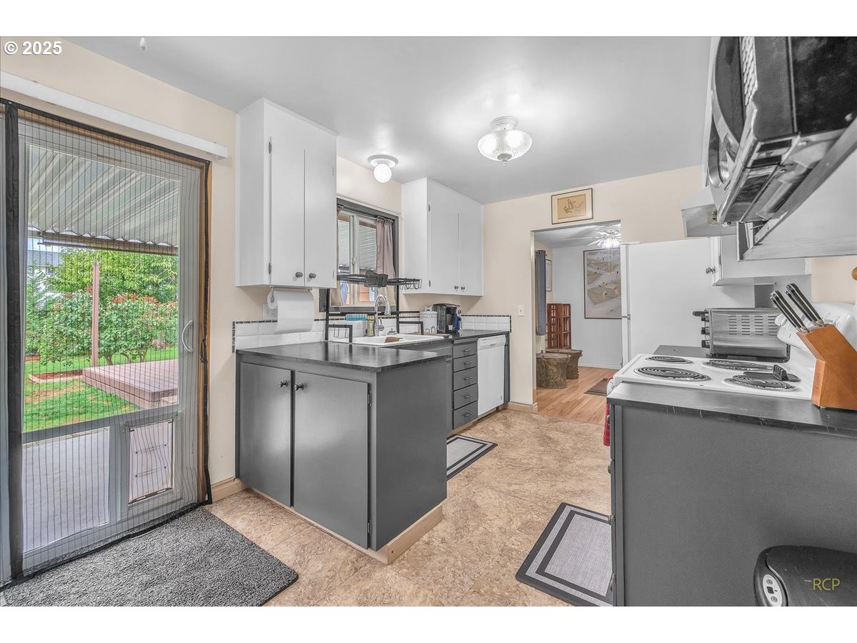 943 Oregon Way Woodburn, OR 97071 - Photo 12 of 48