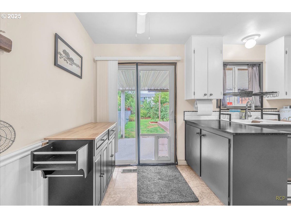 943 Oregon Way Woodburn, OR 97071 - Photo 13 of 48