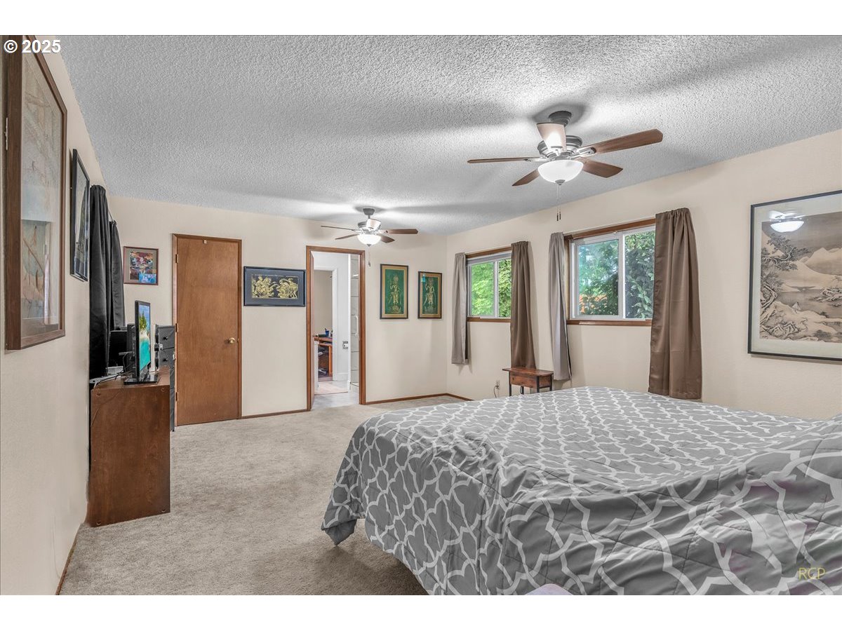 943 Oregon Way Woodburn, OR 97071 - Photo 14 of 48