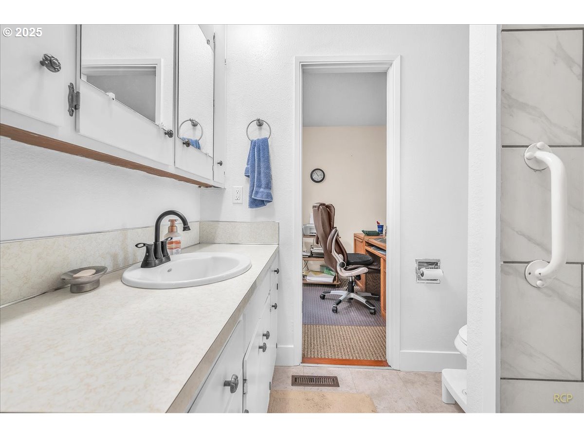 943 Oregon Way Woodburn, OR 97071 - Photo 17 of 48