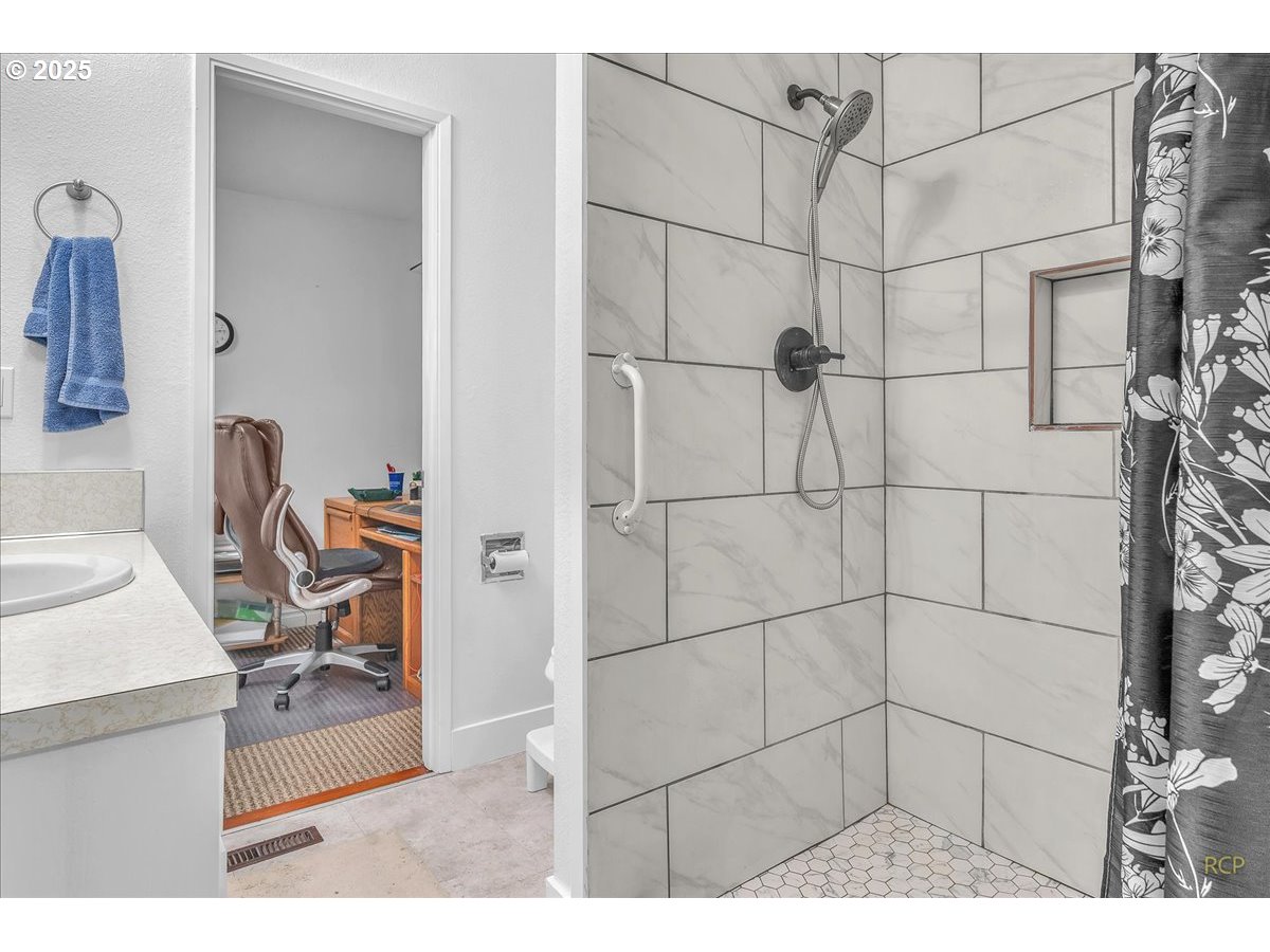 943 Oregon Way Woodburn, OR 97071 - Photo 18 of 48