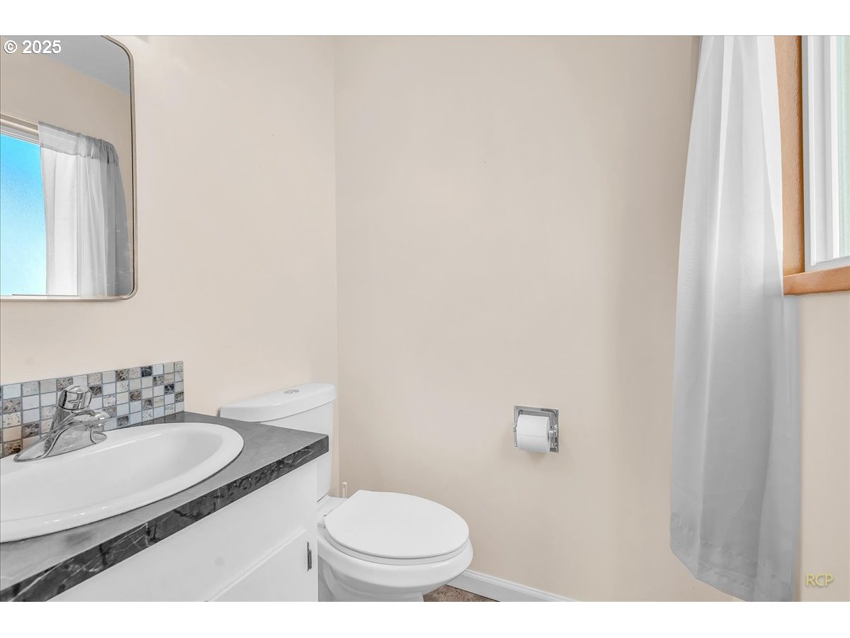 943 Oregon Way Woodburn, OR 97071 - Photo 24 of 48