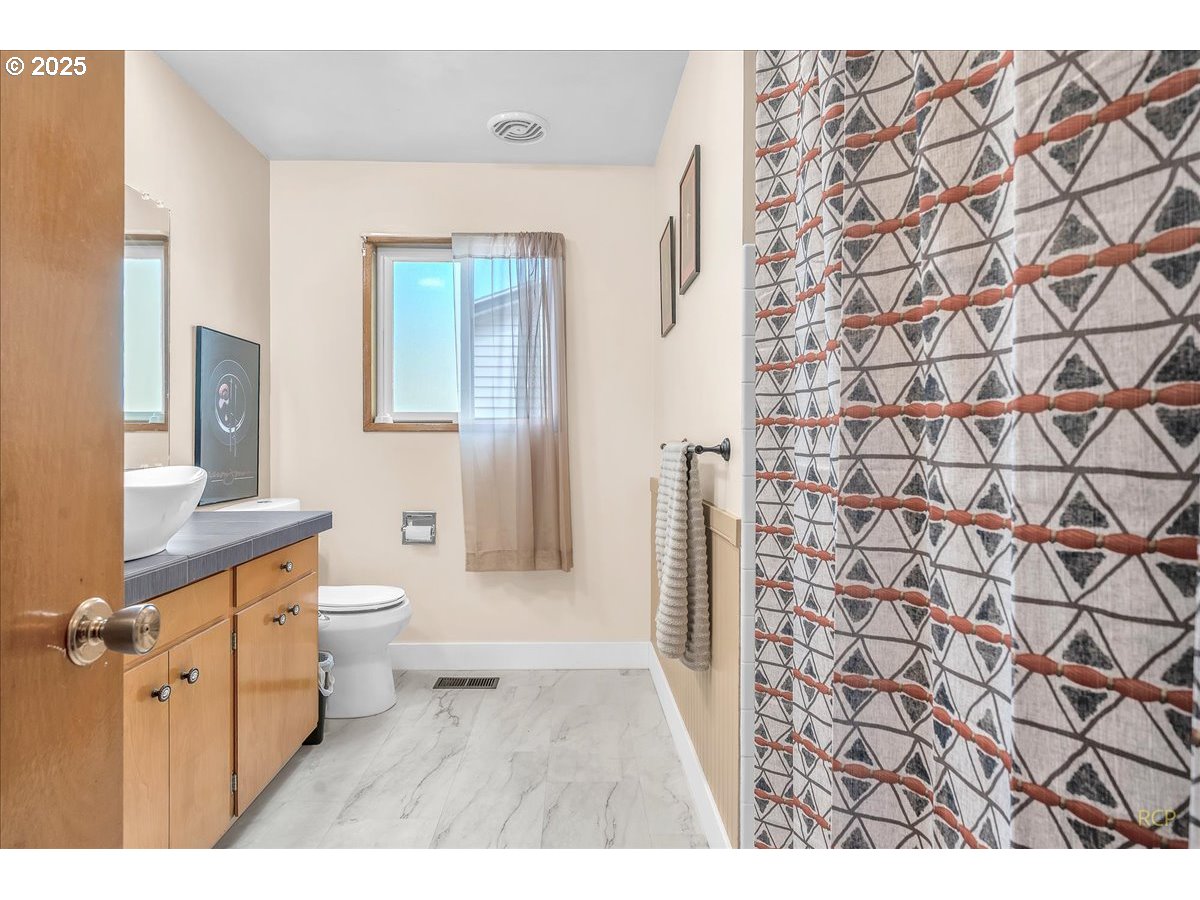 943 Oregon Way Woodburn, OR 97071 - Photo 25 of 48