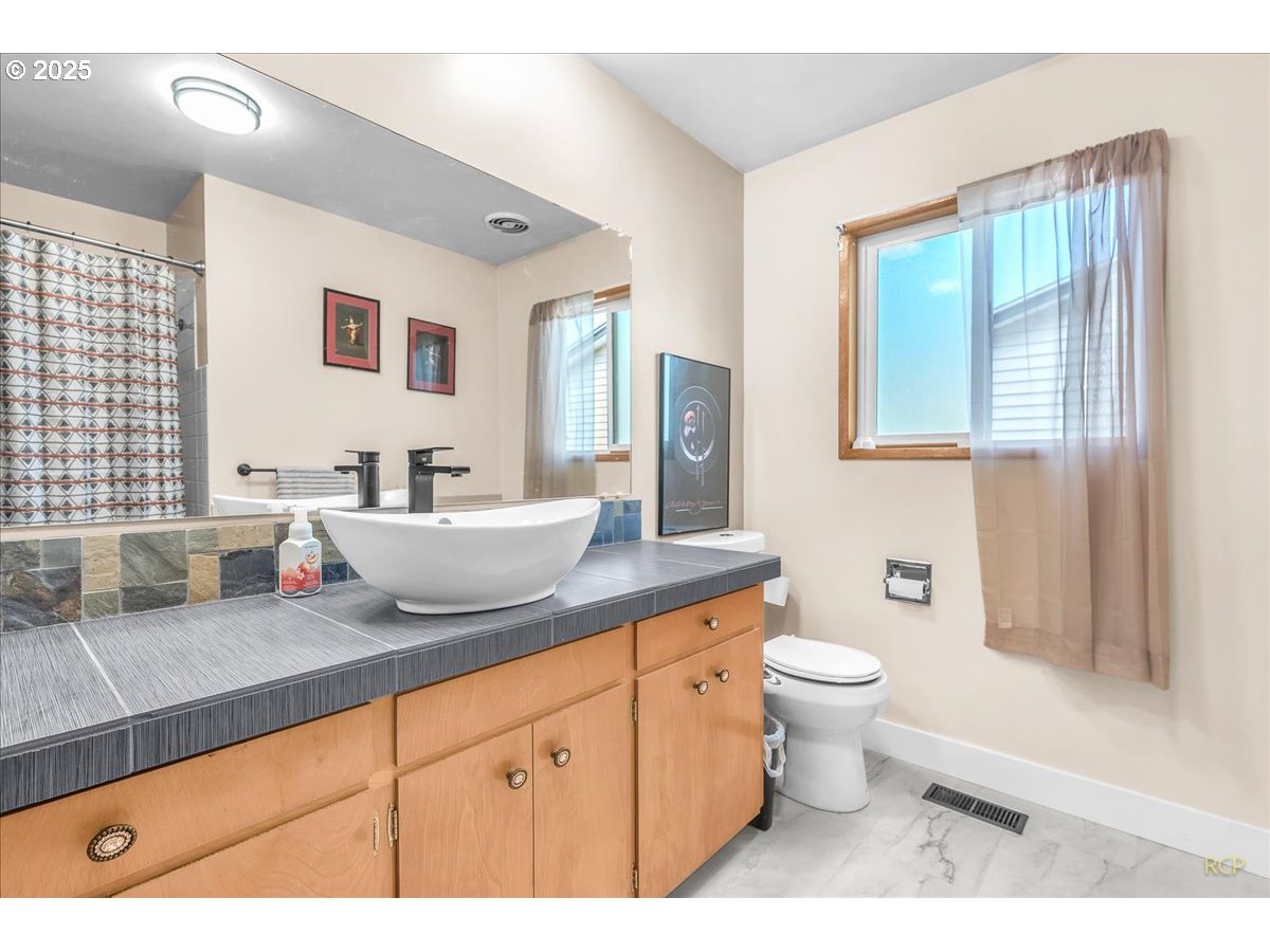 943 Oregon Way Woodburn, OR 97071 - Photo 26 of 48