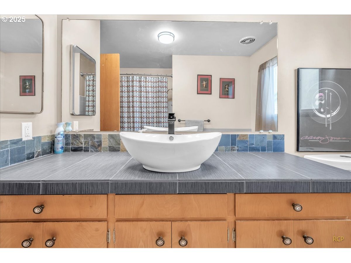 943 Oregon Way Woodburn, OR 97071 - Photo 27 of 48