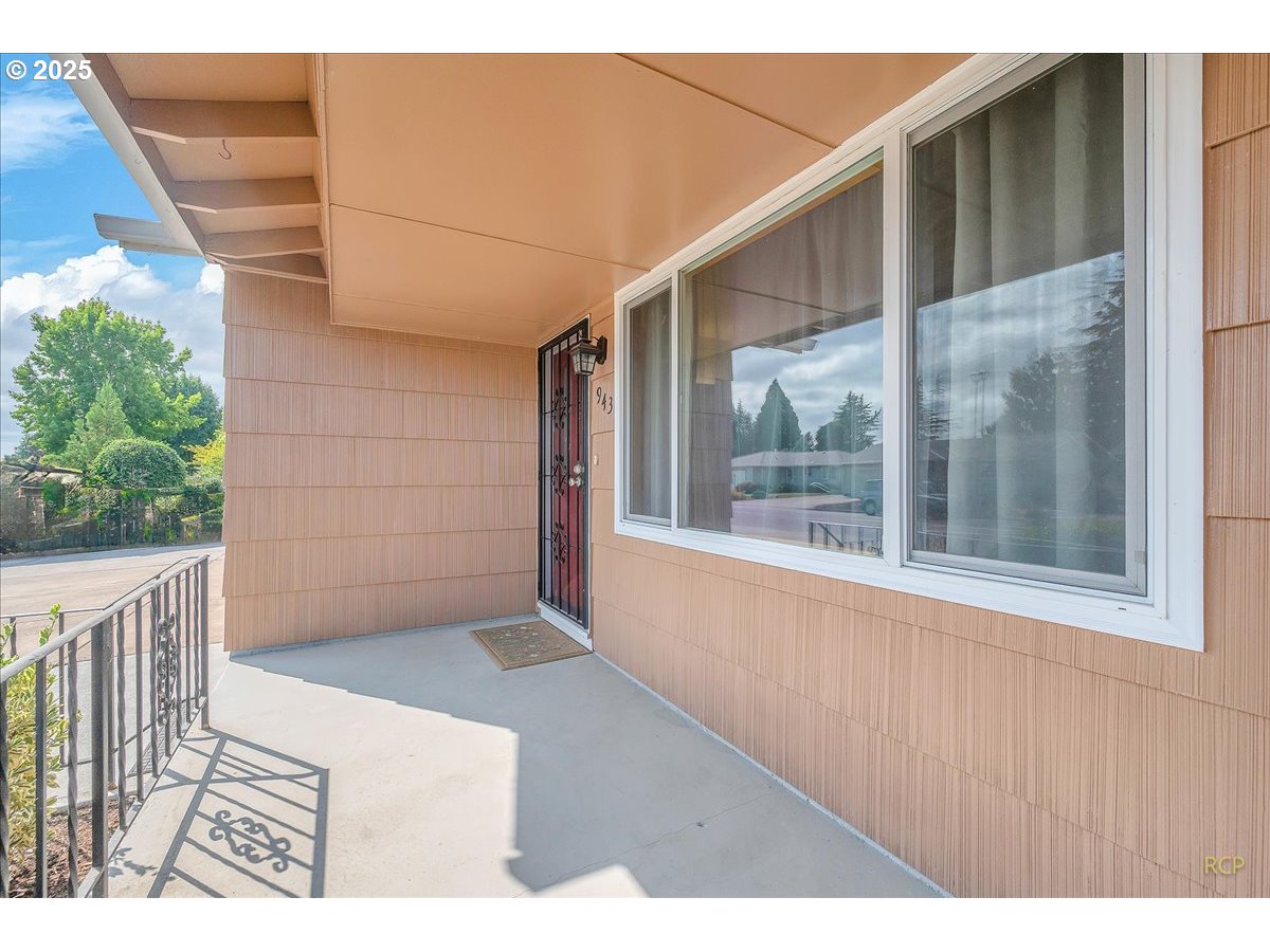 943 Oregon Way Woodburn, OR 97071 - Photo 3 of 48