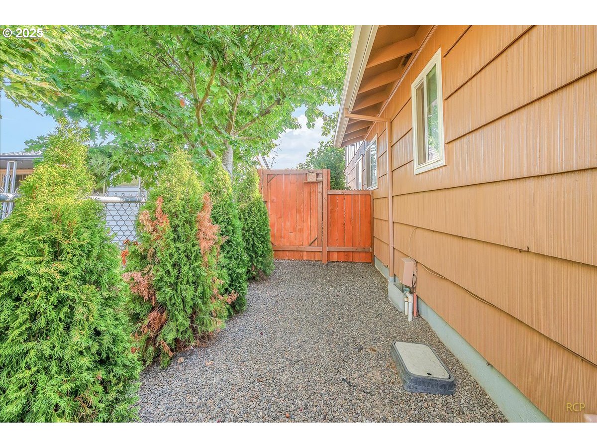 943 Oregon Way Woodburn, OR 97071 - Photo 35 of 48