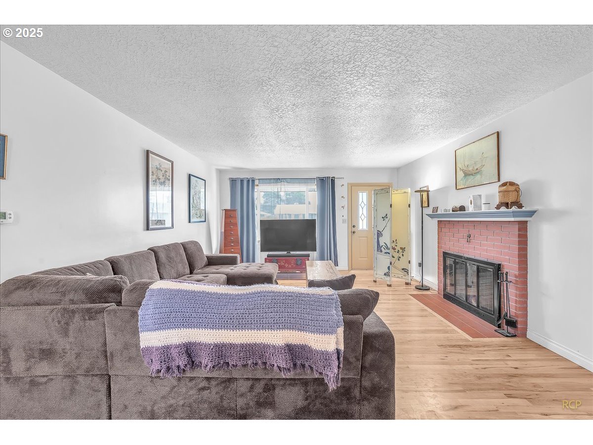 943 Oregon Way Woodburn, OR 97071 - Photo 4 of 48