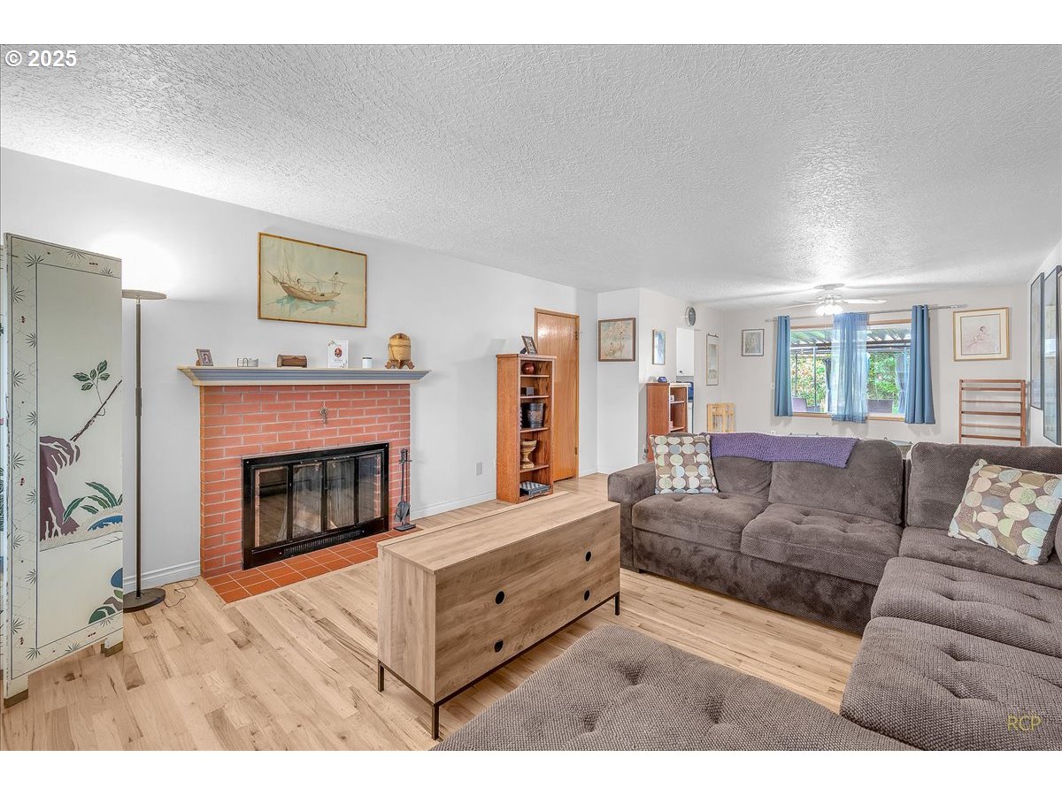 943 Oregon Way Woodburn, OR 97071 - Photo 5 of 48