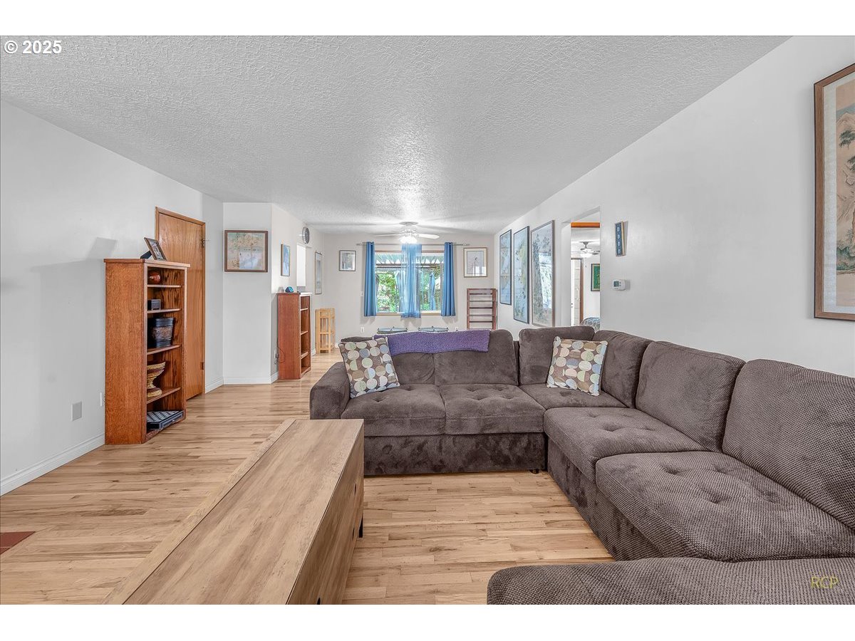 943 Oregon Way Woodburn, OR 97071 - Photo 6 of 48