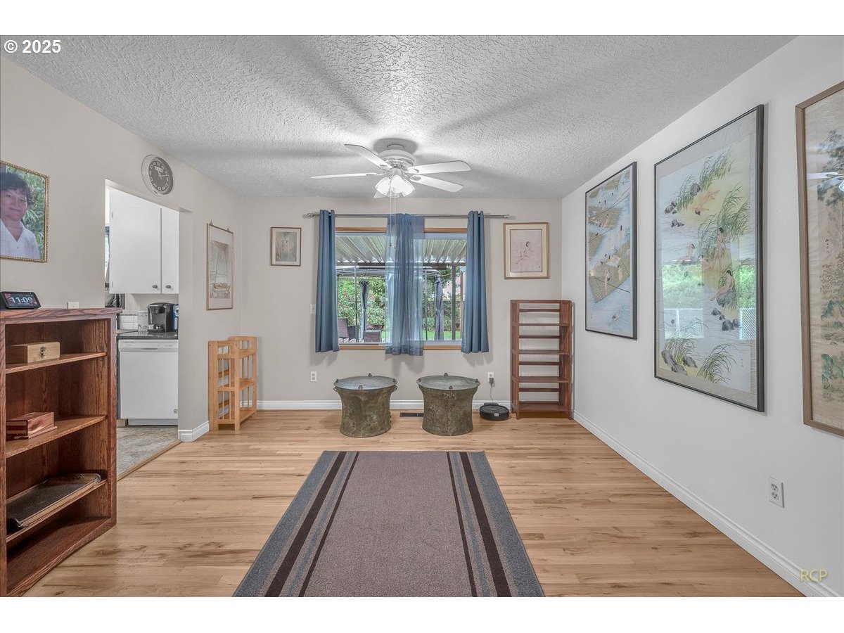 943 Oregon Way Woodburn, OR 97071 - Photo 7 of 48