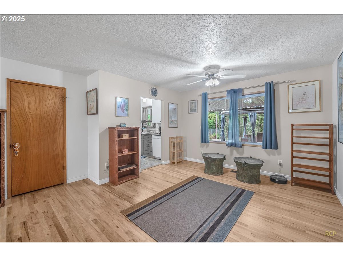 943 Oregon Way Woodburn, OR 97071 - Photo 8 of 48