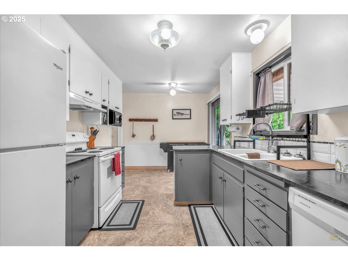 943 Oregon Way Woodburn, OR 97071 - Photo 9 of 48