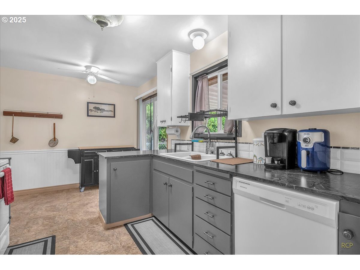 943 Oregon Way Woodburn, OR 97071 - Photo 10 of 48