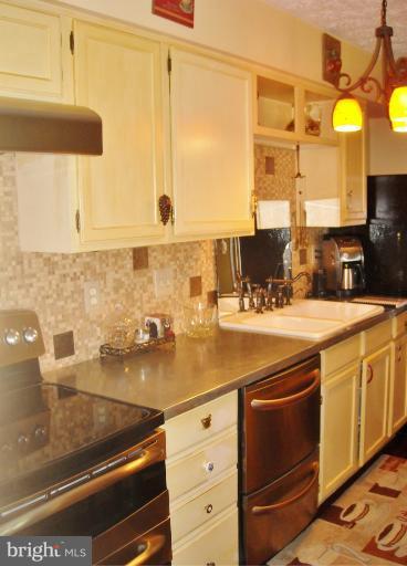 711 Deering Road, Unit 5H Pasadena, MD 21122 - Photo 10 of 30 Kitchen too-5 burner stove