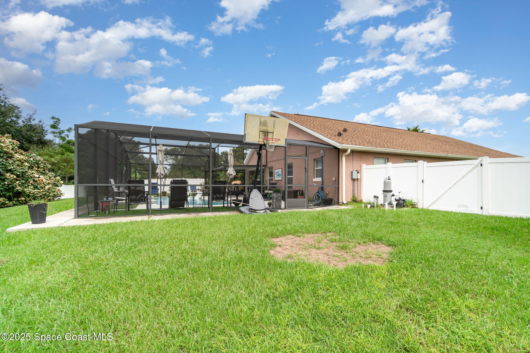 1350 Creekview Court St. Cloud, FL 34772 - Photo 25 of 27 a view of a patio with table and chairs and potted plants