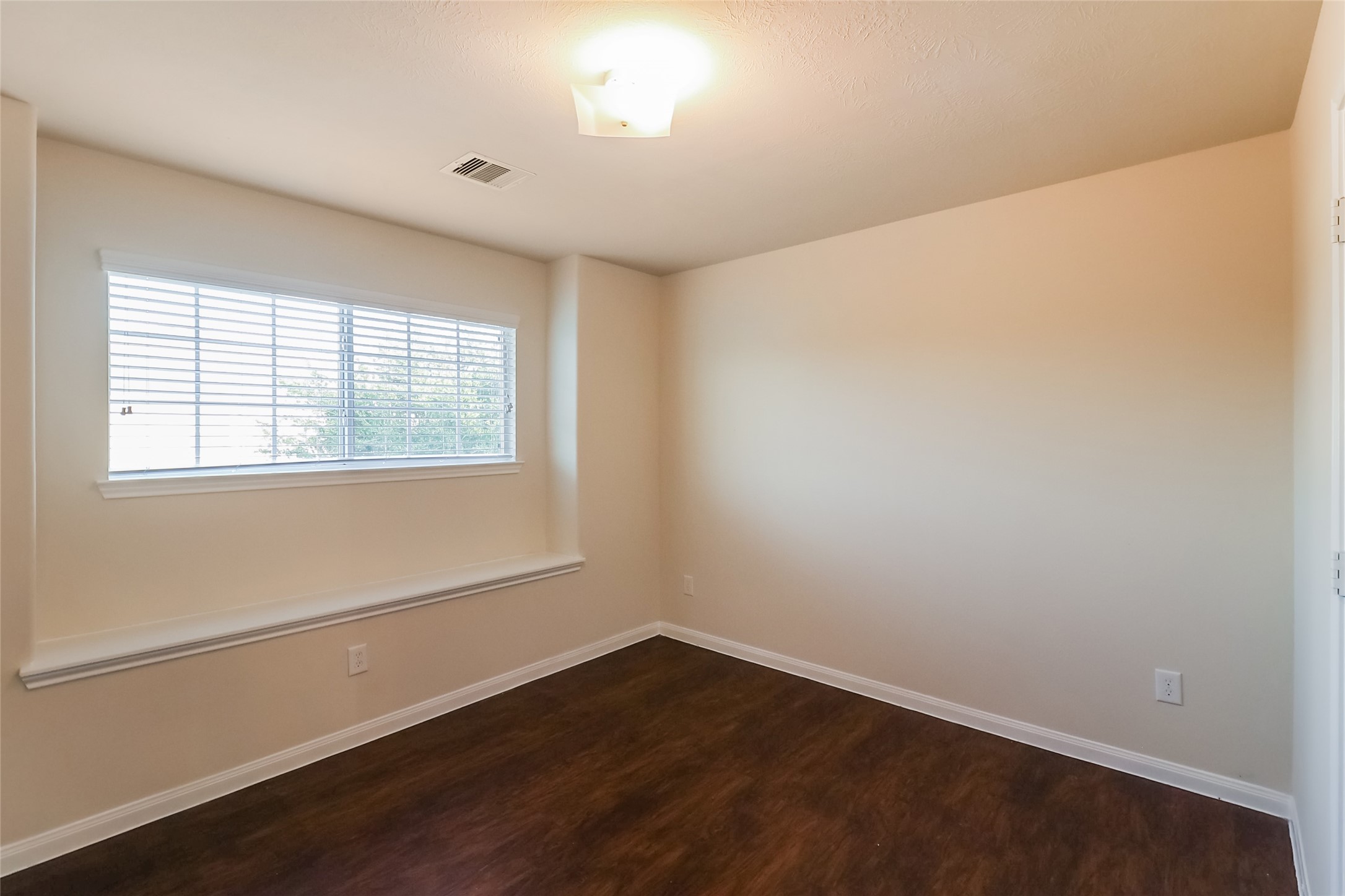 13009 Baileys Run Houston, TX 77082 - Photo 11 of 12 Photos may be representative of the floor plan and not the exact home. Finishes, layout, and features of the actual property for lease may vary.