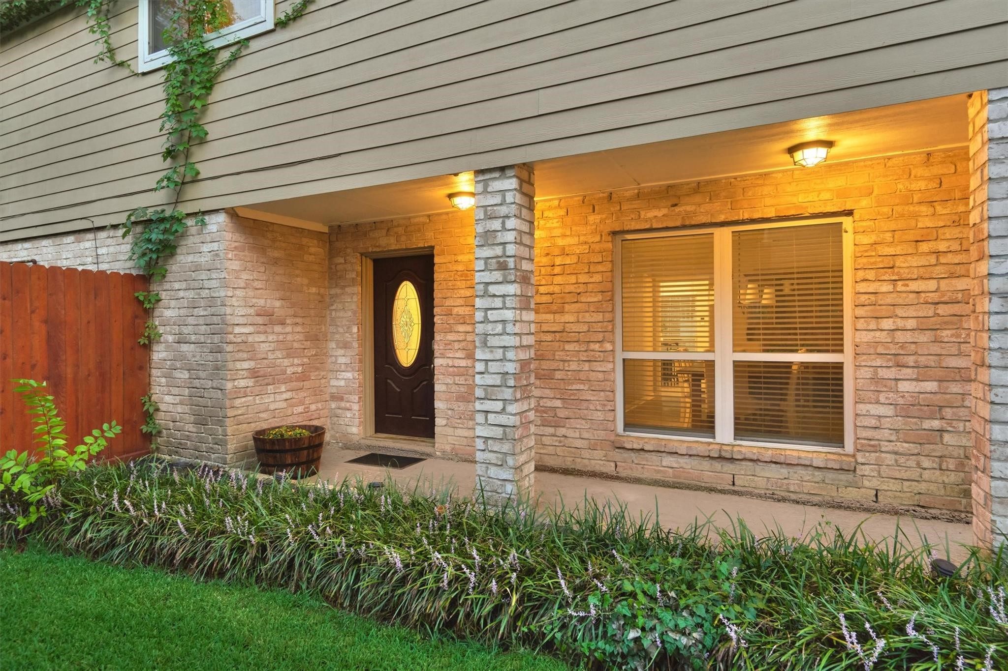 3302 Candlelon Drive Spring, TX 77388 - Photo 4 of 29 a front view of a house with a garden