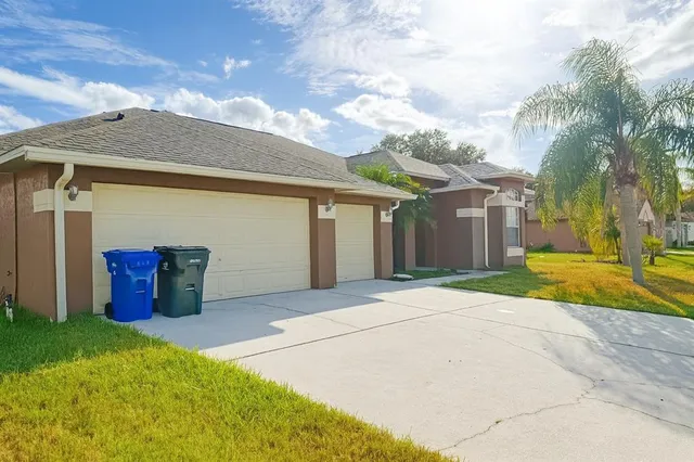 a view of a house with backyard and trees