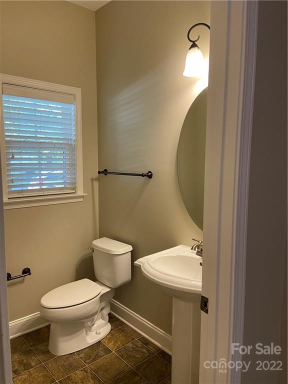6734 Evanton Loch Road Charlotte, NC 28278 - Photo 21 of 34 a bathroom with a toilet a sink and mirror