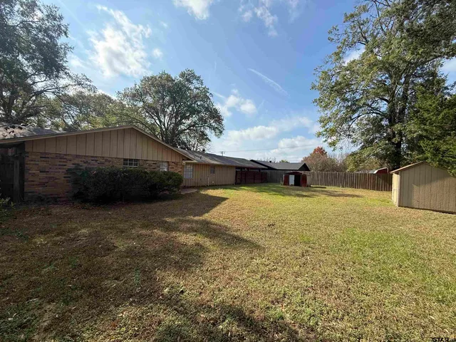 a view of back yard of the house