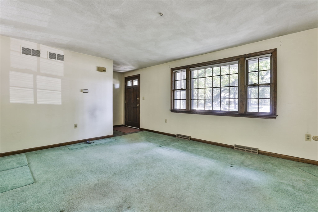101 Drummer Road, Unit 101 Acton, MA 01720 - Photo 7 of 31 an empty room with windows
