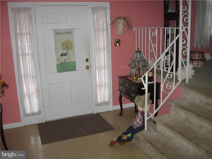 555 Lamp Post Lane Aston, PA 19014 - Photo 3 of 12 Gallery Image 3