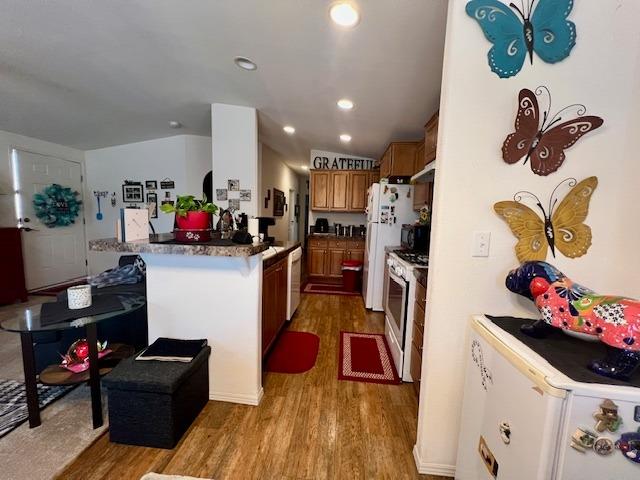 1650 Villa Avenue, Unit 9 Clovis, CA 93612 - Photo 16 of 29 a kitchen that has a lot of cabinets and appliances