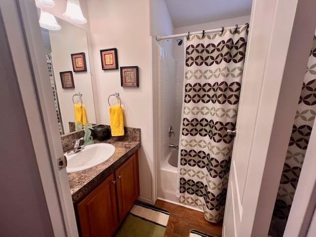 1650 Villa Avenue, Unit 9 Clovis, CA 93612 - Photo 25 of 29 a bathroom with a sink and a mirror