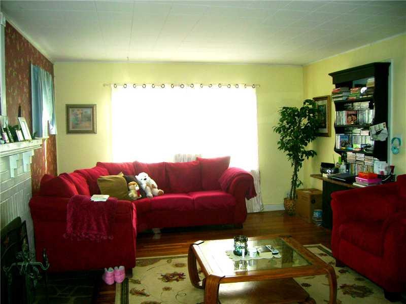 401 Jackson Road Plum, PA 15239 - Photo 4 of 16 Living Room.