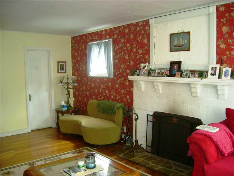 401 Jackson Road Plum, PA 15239 - Photo 6 of 16 Living Room.