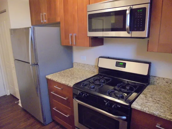 $1,895 | 3335 Southport Drive, Island Lake, IL 60042