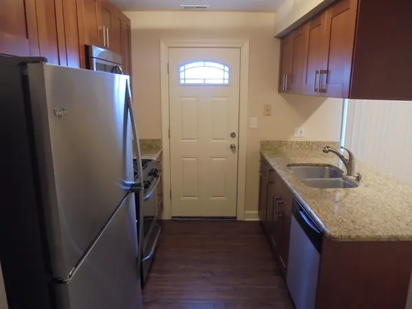 $1,895 | 3335 Southport Drive, Island Lake, IL 60042