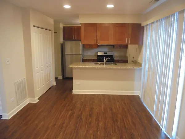 $1,895 | 3335 Southport Drive, Island Lake, IL 60042