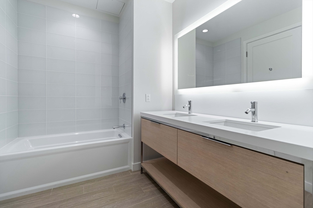 188 Brookline Avenue, Unit 20J Boston, MA 02215 - Photo 5 of 29 a bathroom with a bathtub and a sink