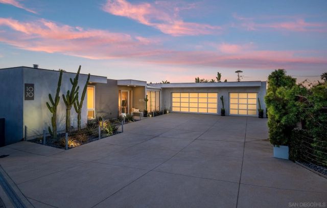a view of a house with backyard and garden